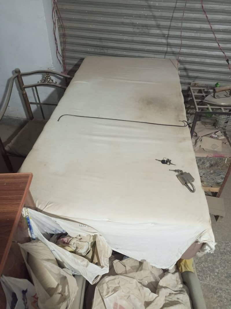 2 almari 1 counter table 1 counter cabin 2 frame for sale 11