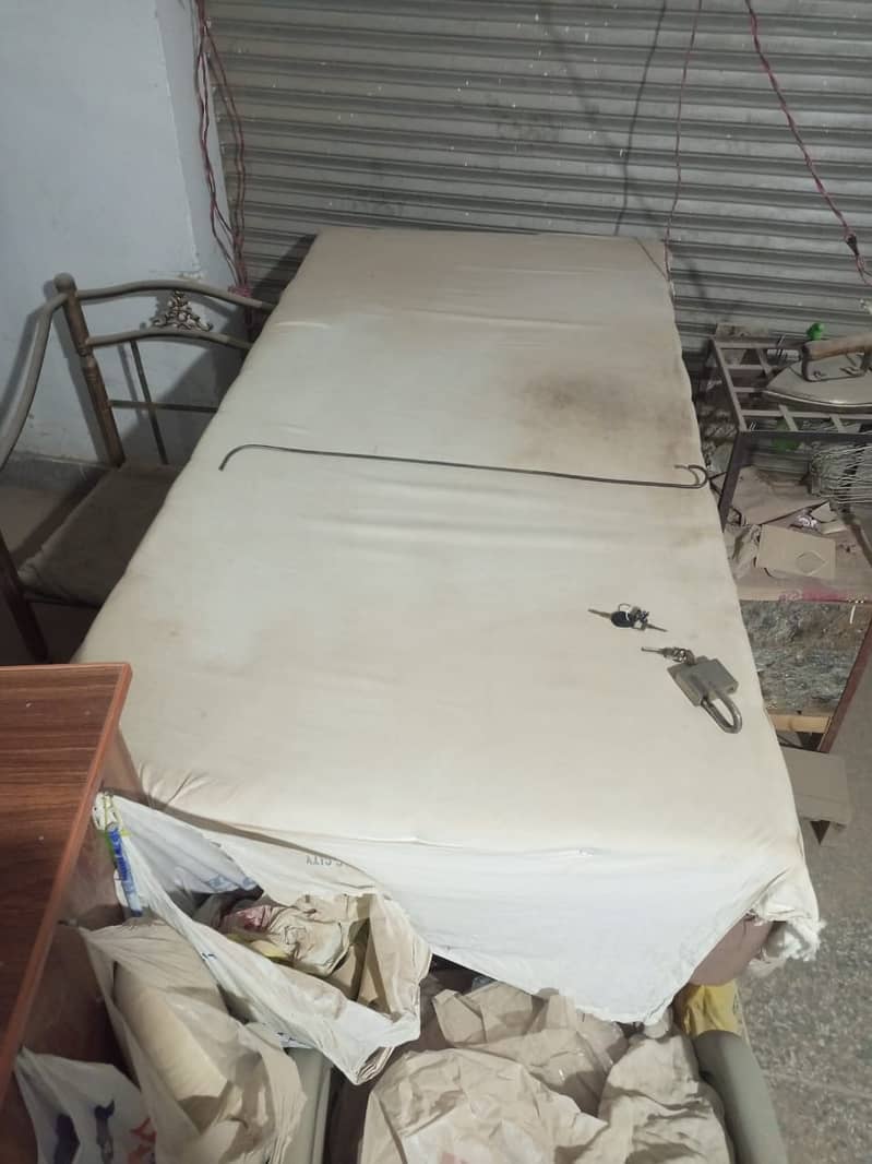 2 almari 1 counter table 1 counter cabin 2 frame for sale 12