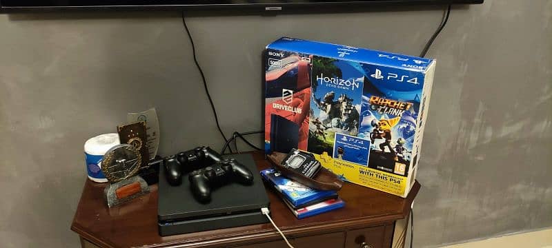 PS4 500GB CONSOLE TWO CONTROLLERS 0