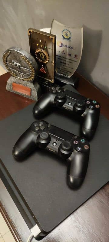 PS4 500GB CONSOLE TWO CONTROLLERS 2