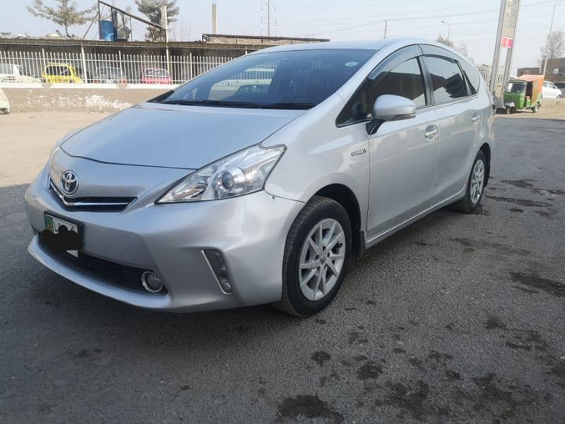 Toyota Prius Alpha 2012 1