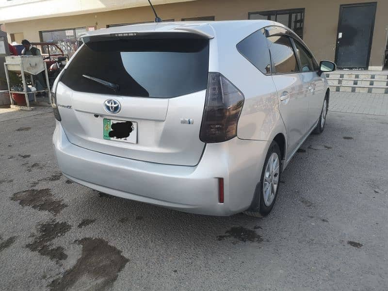 Toyota Prius Alpha 2012 3