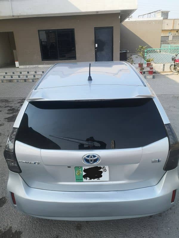 Toyota Prius Alpha 2012 4