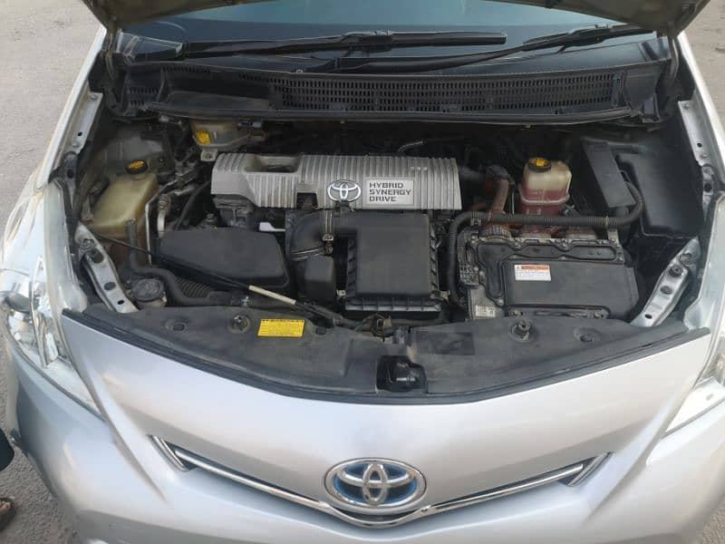 Toyota Prius Alpha 2012 8