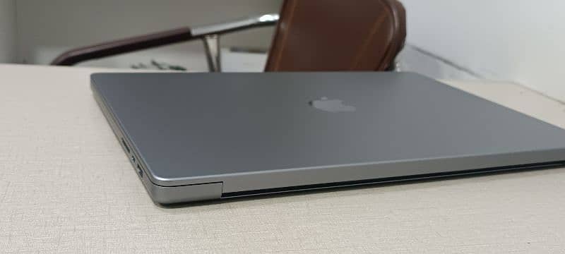 Apple MacBook  M1 Pro  2021 16" 16/1Tb 12