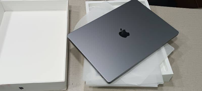 Apple MacBook  M1 Pro  2021 16" 16/1Tb 14