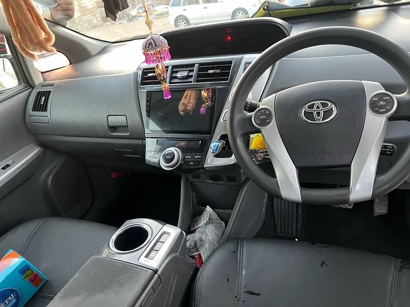 Toyota Prius Alpha 2018 6