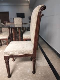 good quality dinning table with 6 wood chairs 10/10 condition