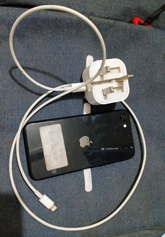 apple i phone SE 2020 10/10 condition with charger 3