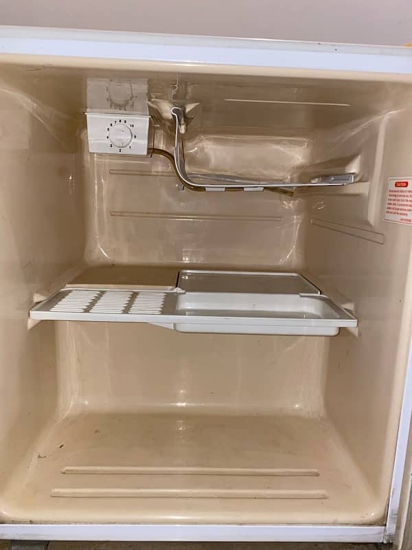 ROOM FRIDGE IN GOOD CONDITION LG 1