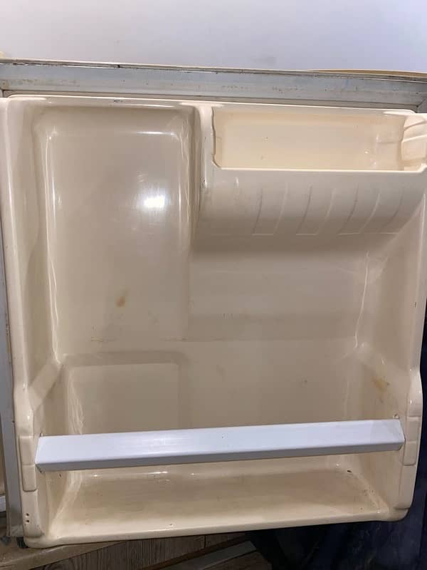 ROOM FRIDGE IN GOOD CONDITION LG 3