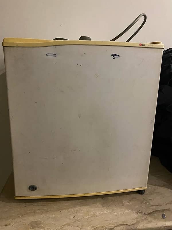 ROOM FRIDGE IN GOOD CONDITION LG 5