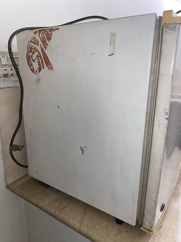 ROOM FRIDGE IN GOOD CONDITION LG 6