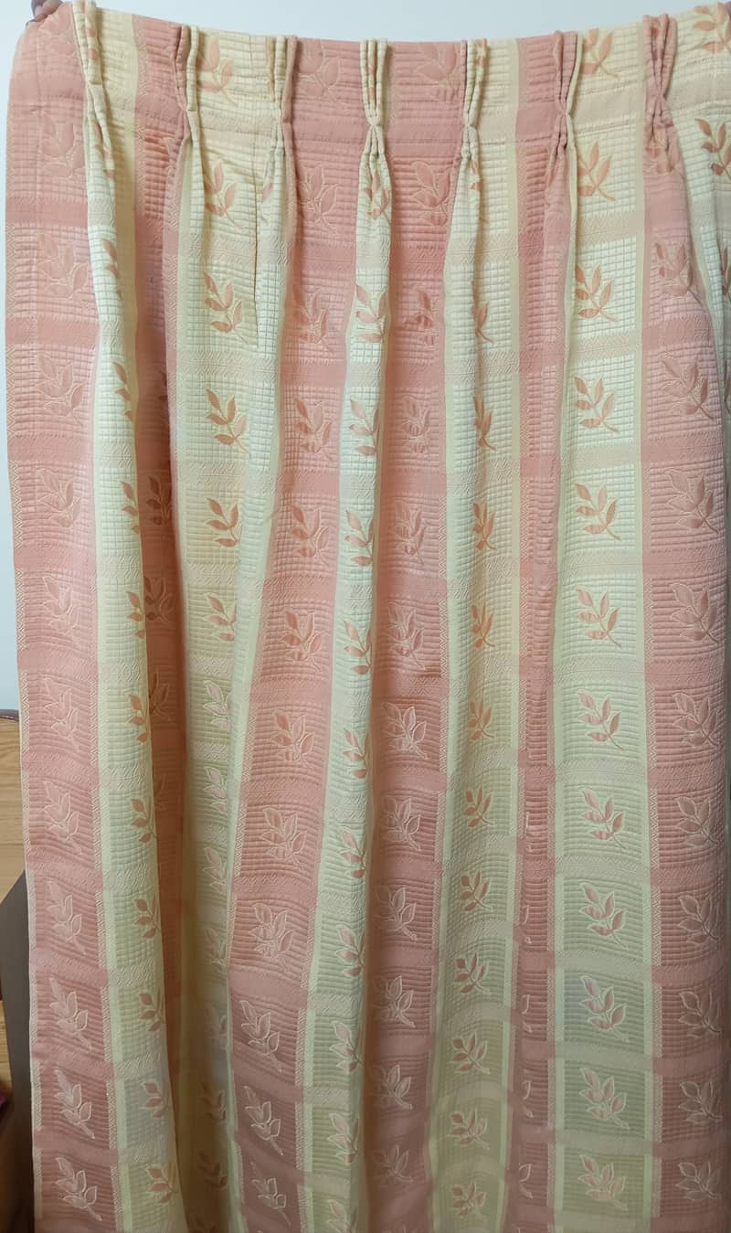 Curtain in good condition 1