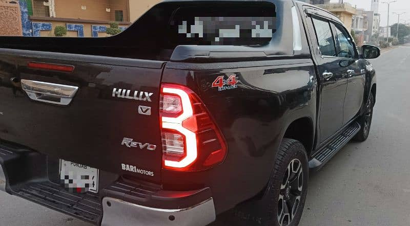 Toyota Hilux 2022 3