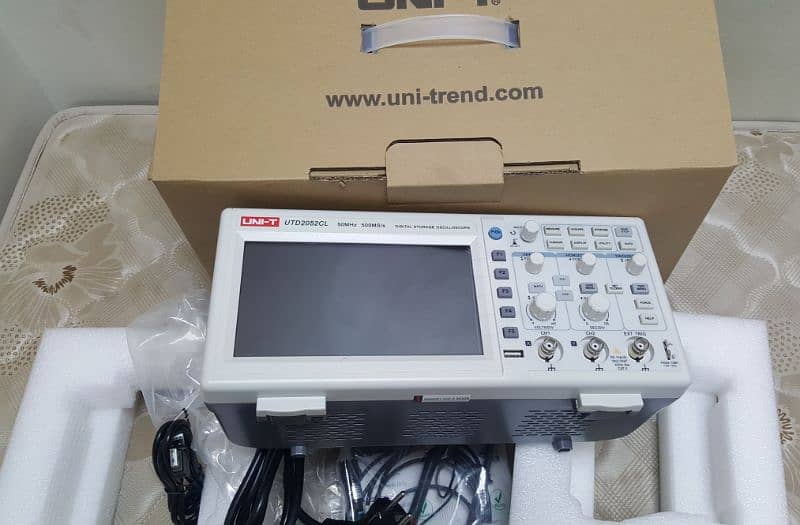 oscilloscope UNI-T UTD2052CL 50MHz 3