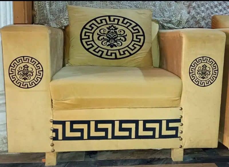 Stylish & Comfortable 3-Seater Sofa for Sale! 0