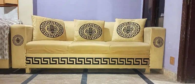 Stylish & Comfortable 3-Seater Sofa for Sale! 1