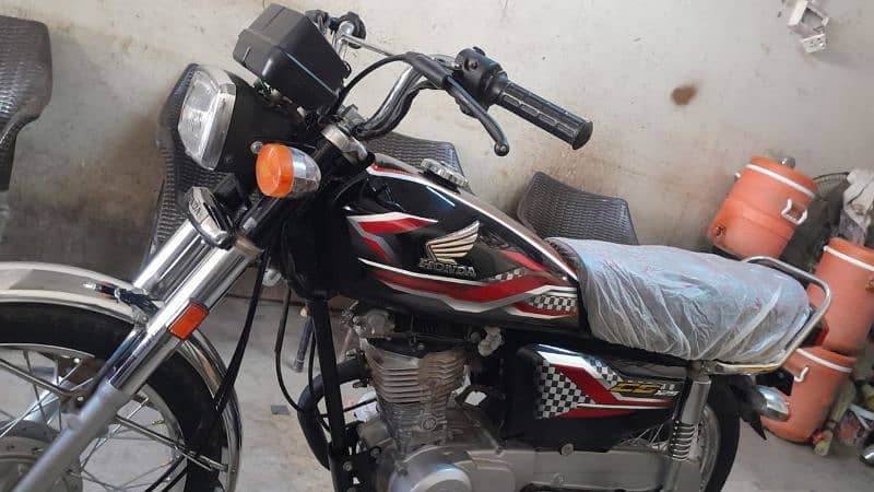 I am selling Honda 125 2024 k 8 month ke ha 0