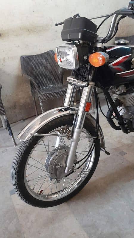 I am selling Honda 125 2024 k 8 month ke ha 1