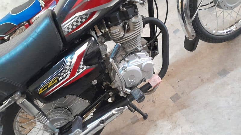 I am selling Honda 125 2024 k 8 month ke ha 4