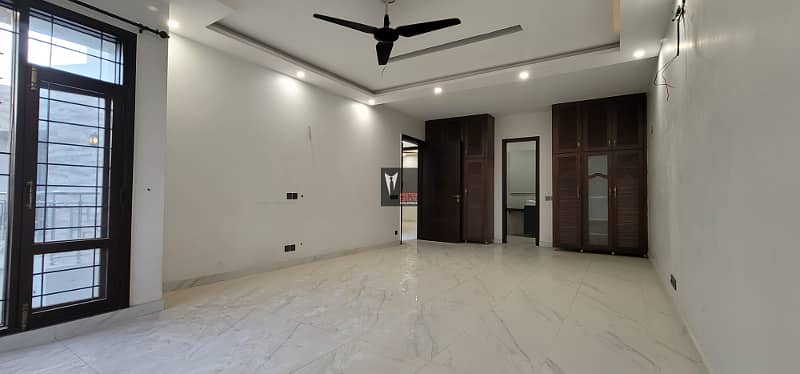 600 Yards 5 Beds Brand New Bungalow With Garden, Basement, And Elevator Located Near Karsaz In KDA Scheme 1 7