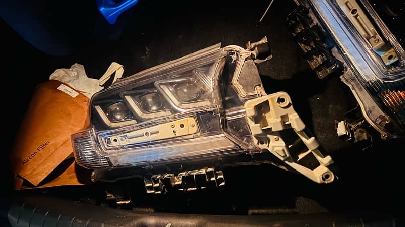 Toyota land cruiser V8 headlight 2