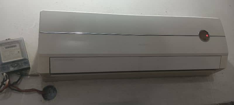 Gree split AC 1 ton in very good condition 0