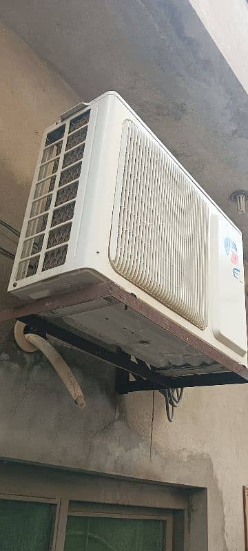 Gree split AC 1 ton in very good condition 7