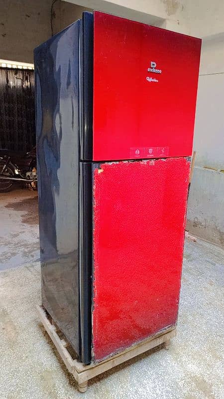 dawlance fridge bilkul new halat mein hai glass break 0