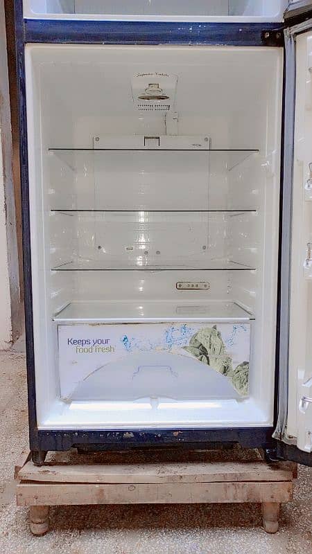 dawlance fridge bilkul new halat mein hai glass break 4