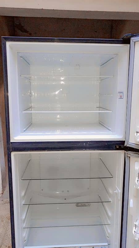 dawlance fridge bilkul new halat mein hai glass break 5