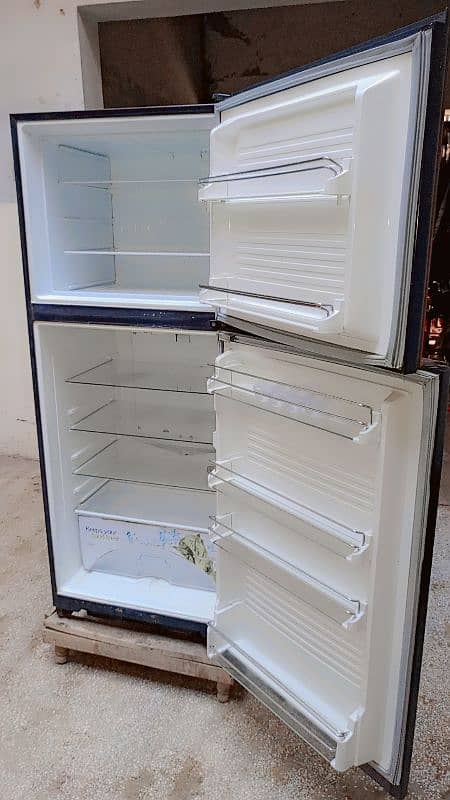 dawlance fridge bilkul new halat mein hai glass break 6