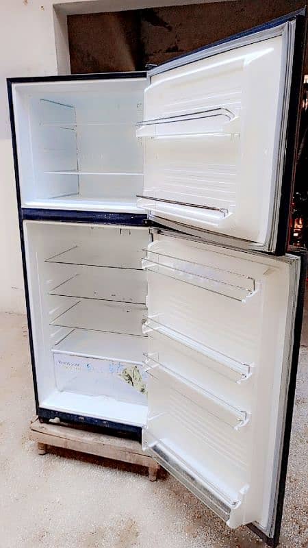 dawlance fridge bilkul new halat mein hai glass break 7