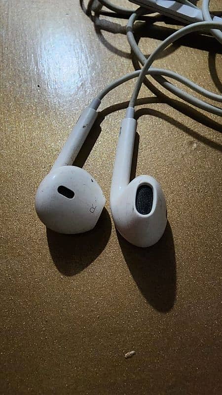 iphone earphones 0