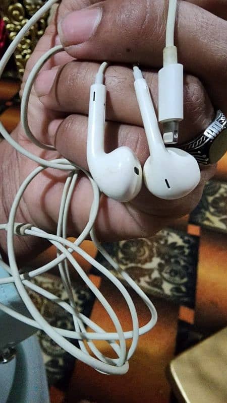 iphone earphones 2