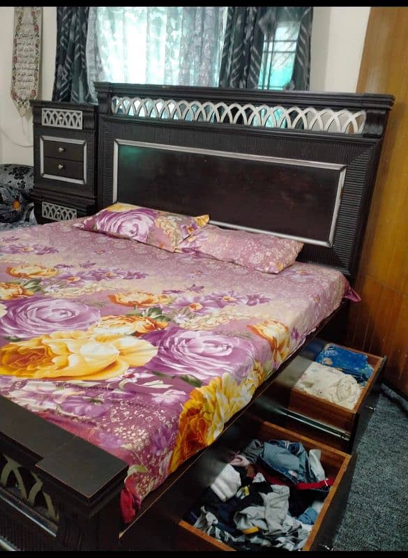 King size bed with side tables and dressing table 2