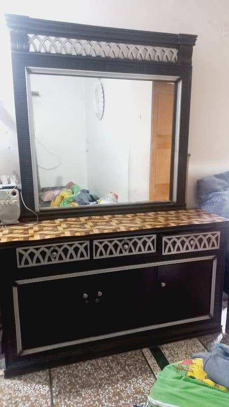 King size bed with side tables and dressing table 9