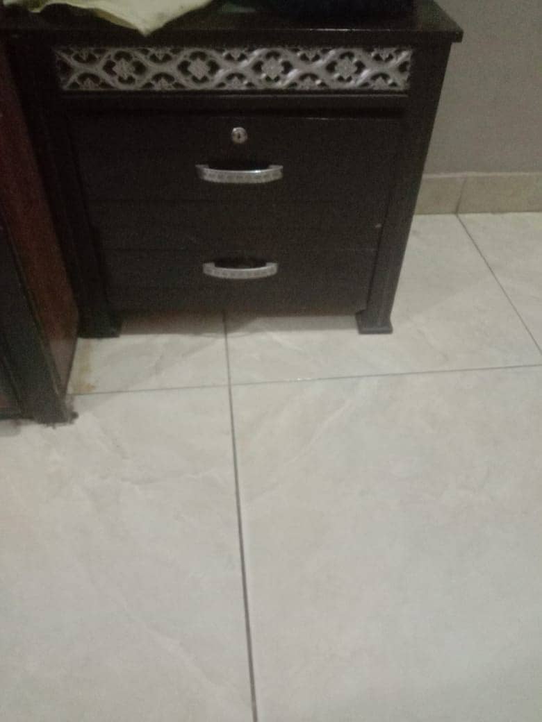 2 Bed side tables for sale (Good Condition) 0