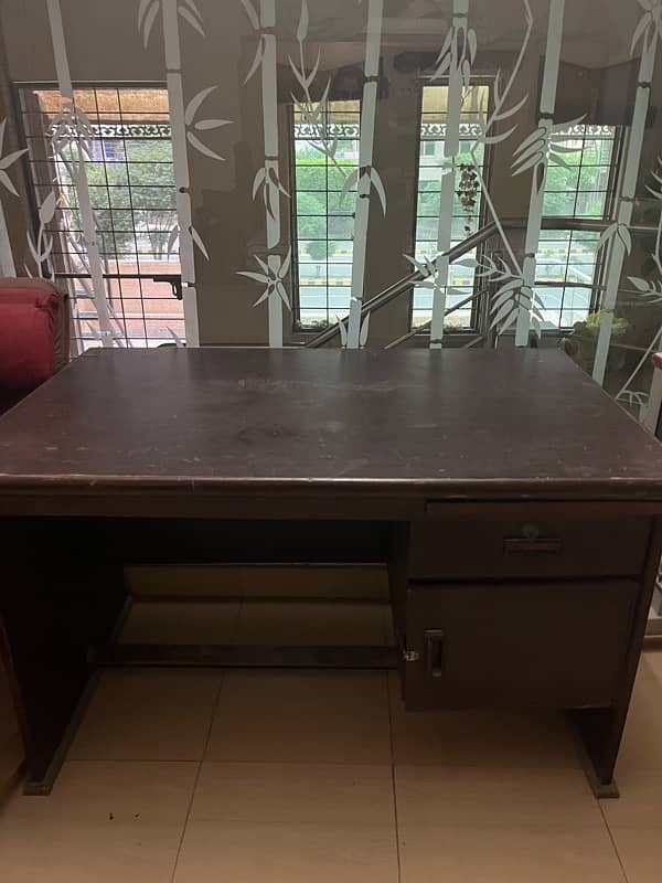 I’m selling computer table 1