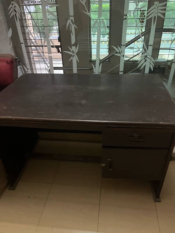 I’m selling computer table 2