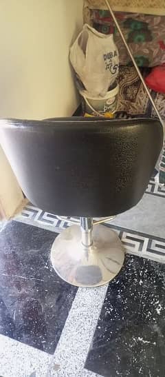 BLACK CHAIR IN GOOD CONDITION WITH 360 DEGREE RESOLVING