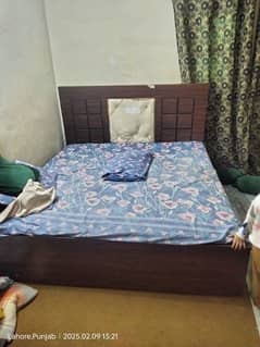 A king size bed and 3 door alamri