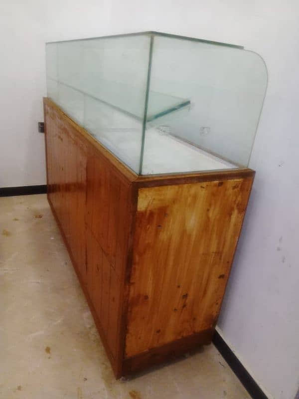 Showcase in good condition 1