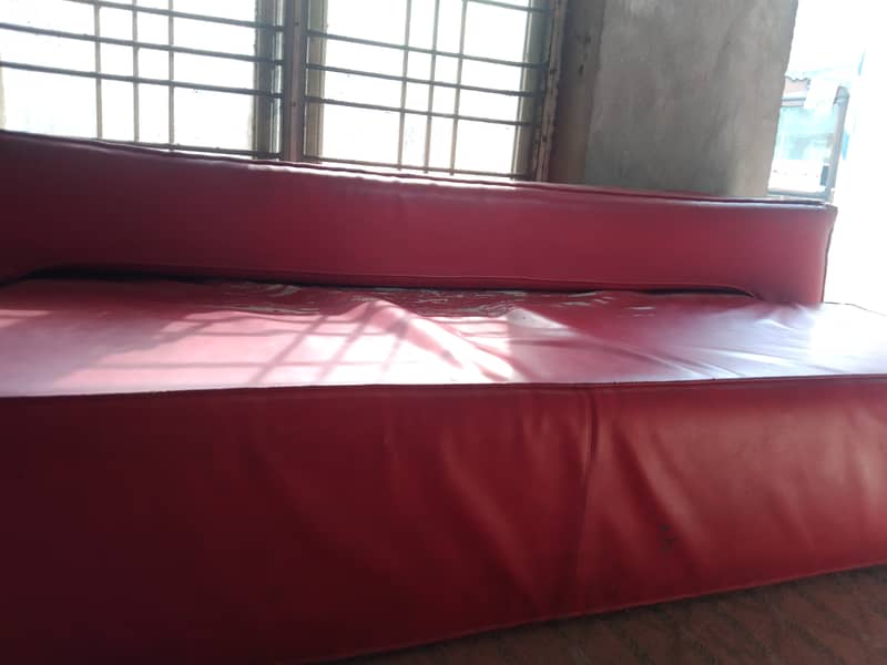 sofa cumbed red color good condition 2