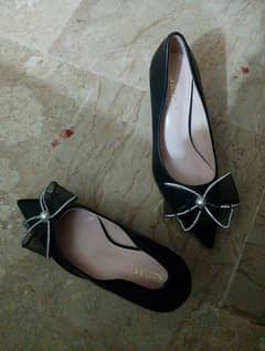 Heels black in size six