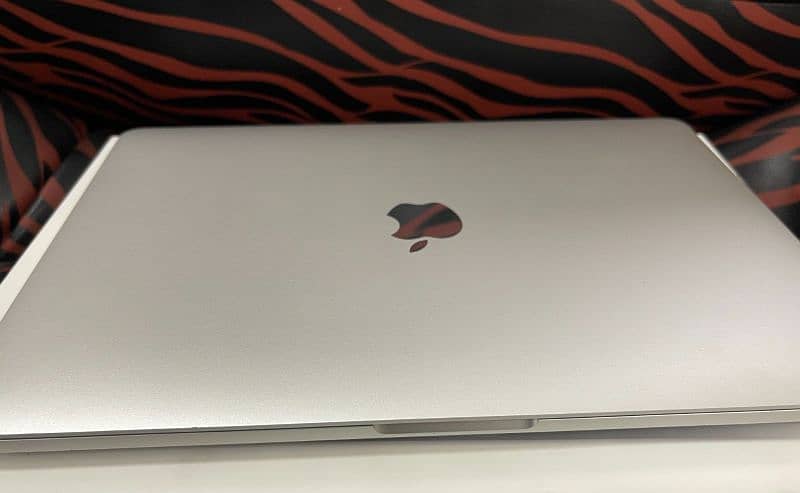 macbook pro late- 2020 16GB RAM, 512GB SSD, Excellent Condition (9/10) 1