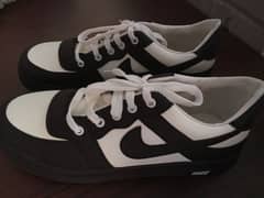 Nike shoes dupes/black and white shoes