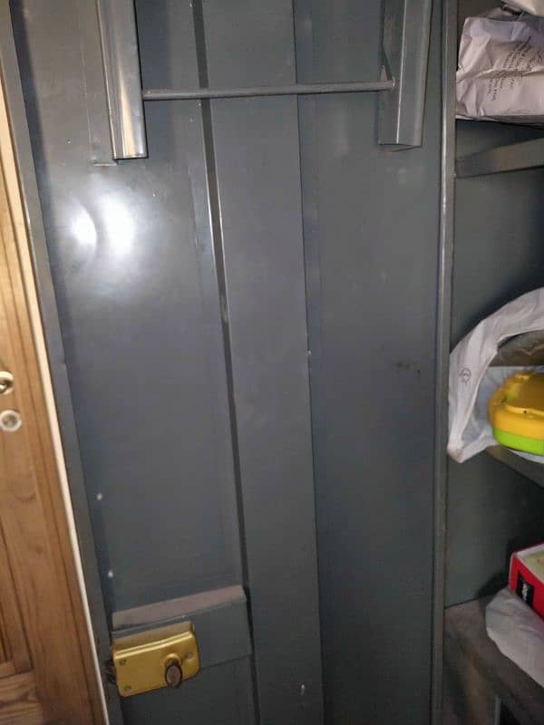 metal wardrobe almari bhati ka colour hui wa hai 4