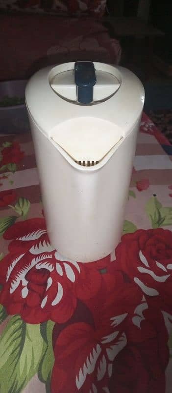 electric kettle very good condition 0